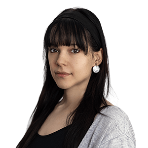 Auf transparentem Hintergrund ist ein Foto von Kathi Bogedain als Büstenporträt.